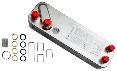 Wärmetauscher-Set mit mehreren Platten und Zubehörteilen, daneben eine Anleitung auf Etikett. Produkt von Wolf, geeignet für spezifische Anwendungen.